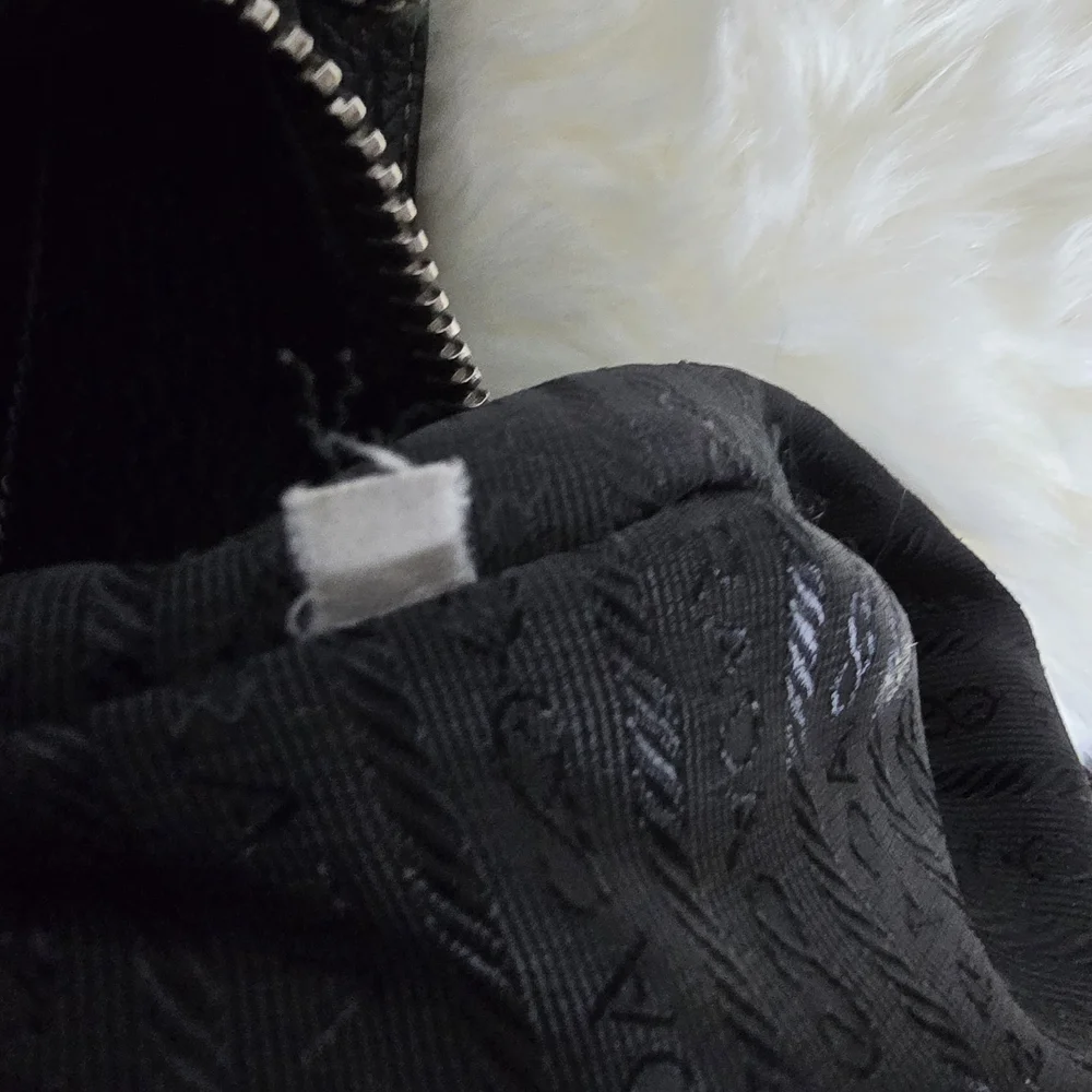 Prada Black Leather Women's Bag - Picture 9 of 16